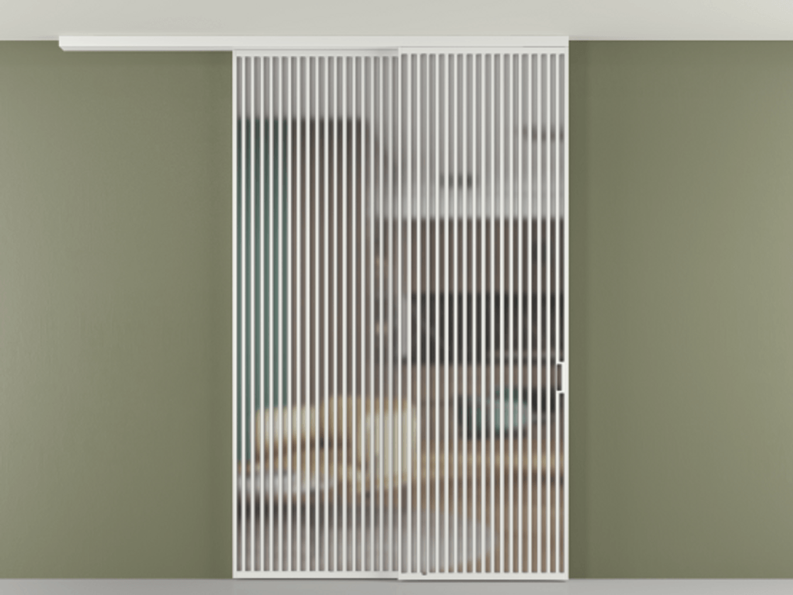 Перегородка Формато вдоль стены на потолок 2 створки с синхронным механизмом АЛПР 040.06 Алюминий белоснежный Сатинированное стекло "Мателюкс Кристал Вижн", калёное, матовое, каленое 6 мм Цена 24150 AZE | Volhovec