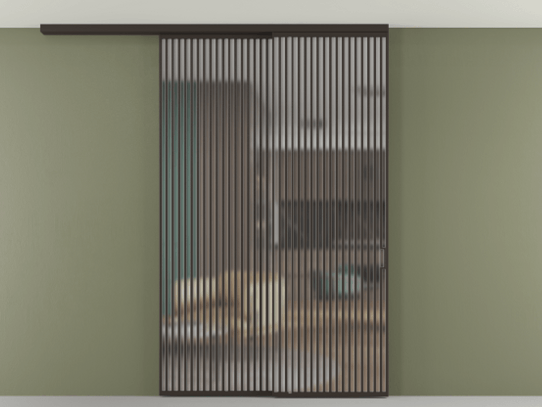 Перегородка Формато вдоль стены на потолок 2 створки с синхронным механизмом АЛПР 040.06 Алюминий антрацит Сатинированное стекло "Мателюкс Кристал Вижн", калёное, матовое, каленое 6 мм Цена 24150 AZE | Volhovec